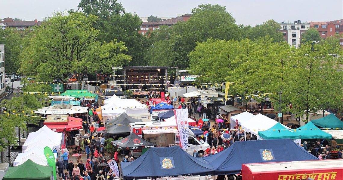 Blick vom Rathaus auf die Marktfest-Stände 2023. Foto: Stadt Glinde 