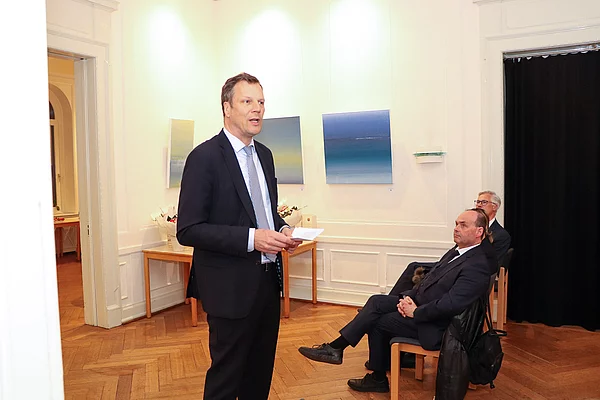 Bürgervorsteher Claus Peters hält eine Rede.