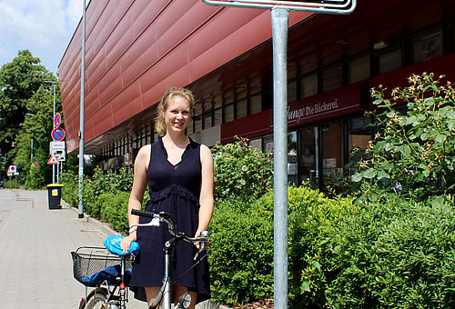 Sabrina Guder, in der Glinder Stadtverwaltung für die Umsetzung des Radverkehrswegeplans zuständig, freut sich darüber, dass die Mühlenstraße nun eine Tempo-30-Zone ist. Foto: Stadt Glinde