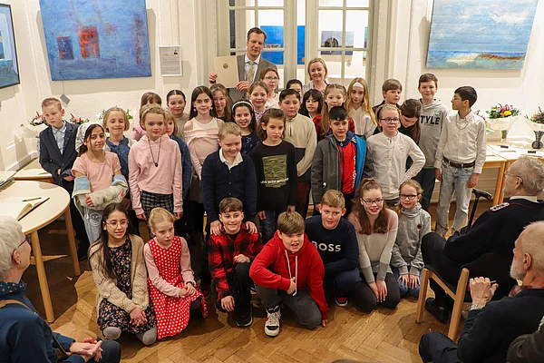 Gruppenfoto von Bürgervorsteher Claus Peters mit Kindern