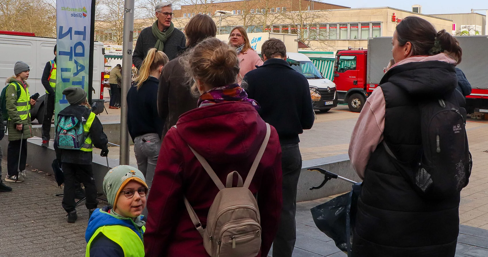 Vor dem Bürgerhaus stehen Menschen und warten auf den Start des STADTPUTZES.