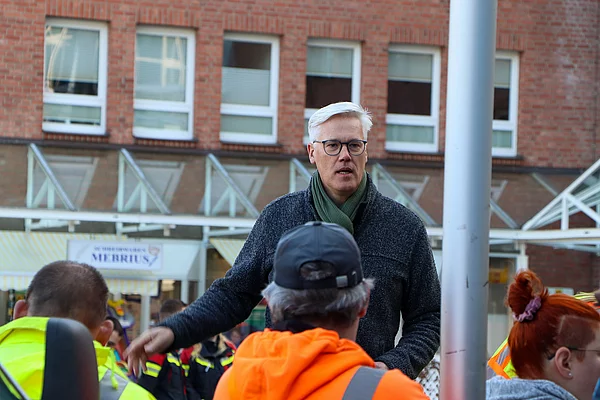 Bürgermeister Rainhard Zug spricht zu den Teilnehmern