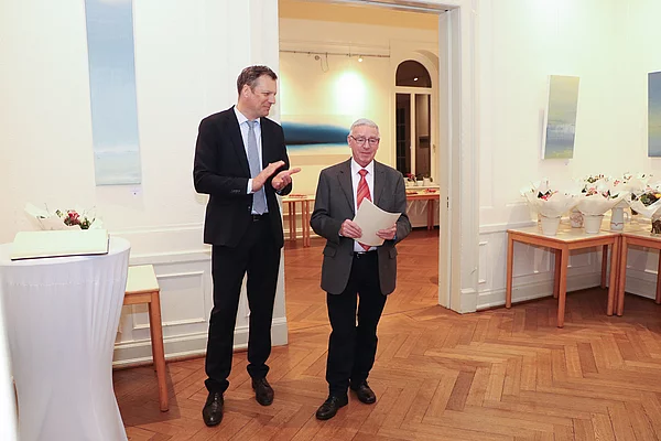 Bürgervorsteher Claus Peters applaudiert Paul Nowatzki