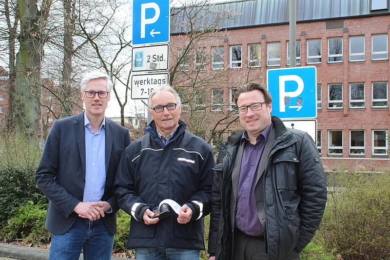 Bürgermeister Rainhard Zug, Verkehrsüberwacher Jörn Wilkens sowie Ordnungsamtsleiter Bernd Mahns. Foto: Stadt Glinde