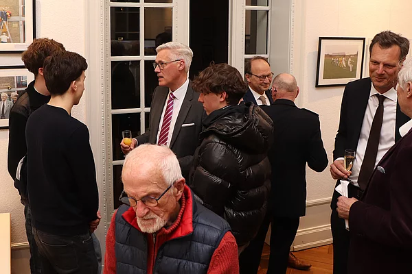 Bürgermeister Rainhard Zug im Gespräch mit jungen Männern.