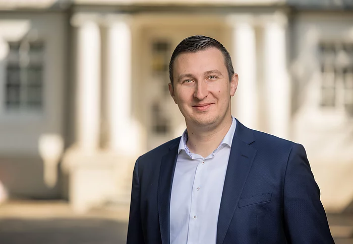 Patrick Klose vor dem Gutshaus Glinde