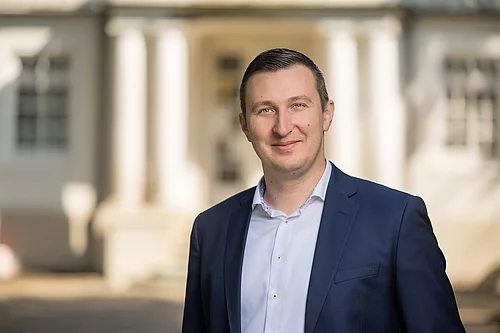 Patrick Klose vor dem Gutshaus Glinde