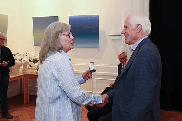 Martina von Bargen gratuliert zur Auszeichnung.