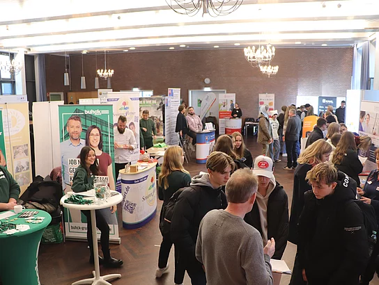 Blick über die Stände der Ausbildungsmesse Glinde 2023 Blick über die Stände der Ausbildungsmesse Glinde 2023