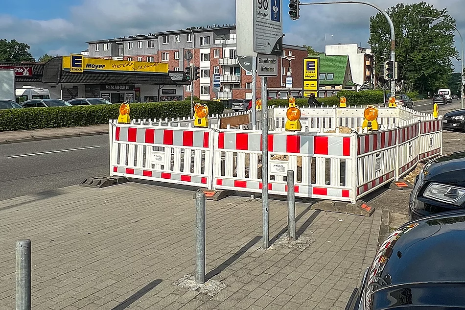 Gasleck Möllner Landstraße Baustelle Auf einem Gehweg ist eine rot-weiße Baustellen-Absperrung aufgebaut.