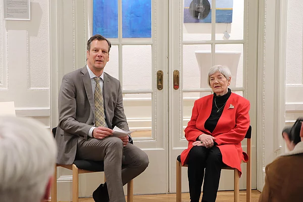 Bürgervorsteher Claus Peters und Rita Maria Lutter sitzend im Gespräch.