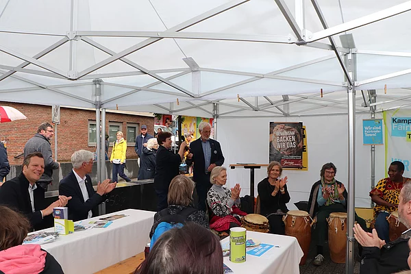 Ulrike Müller-Kopsch und Manfred Holz stehen am Rednerpult