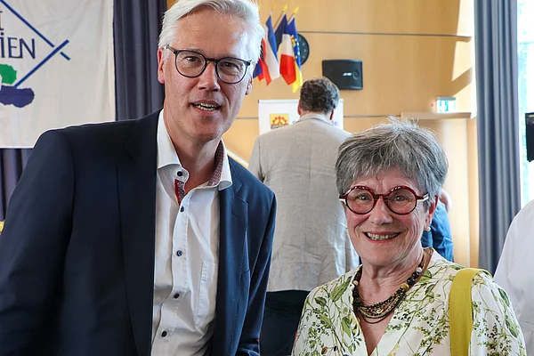 Bürgermeister Rainhard Zug mit Ehrenbürgerin Anne Plaud.