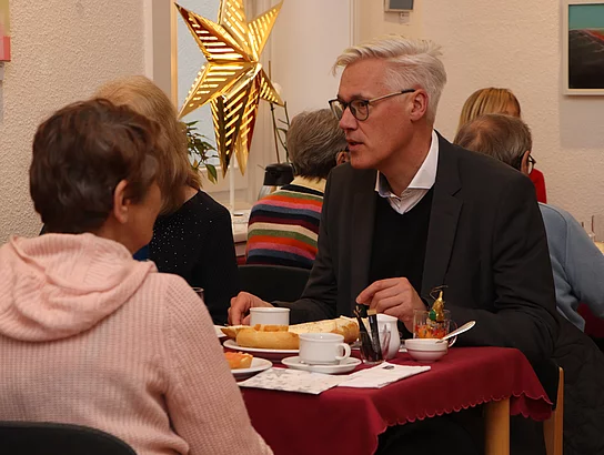 Bürgermeister Rainhard Zug im Gespräch beim Weihnachtsfrühstück.