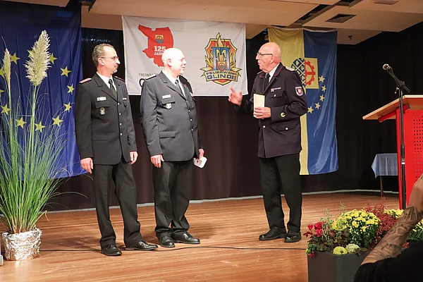 v.l.n.r. Glindes stellv. Wehrführer André Rheinsberg, Glindes Wehrführer Michael Weidemann und der stellv. Kreisbrandmeister Christian Rieken Foto: Stadt Glinde