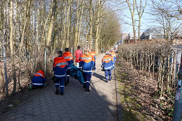 Eine Gruppe der Jiugendfeuerwehr Glinde sammelt Müll.