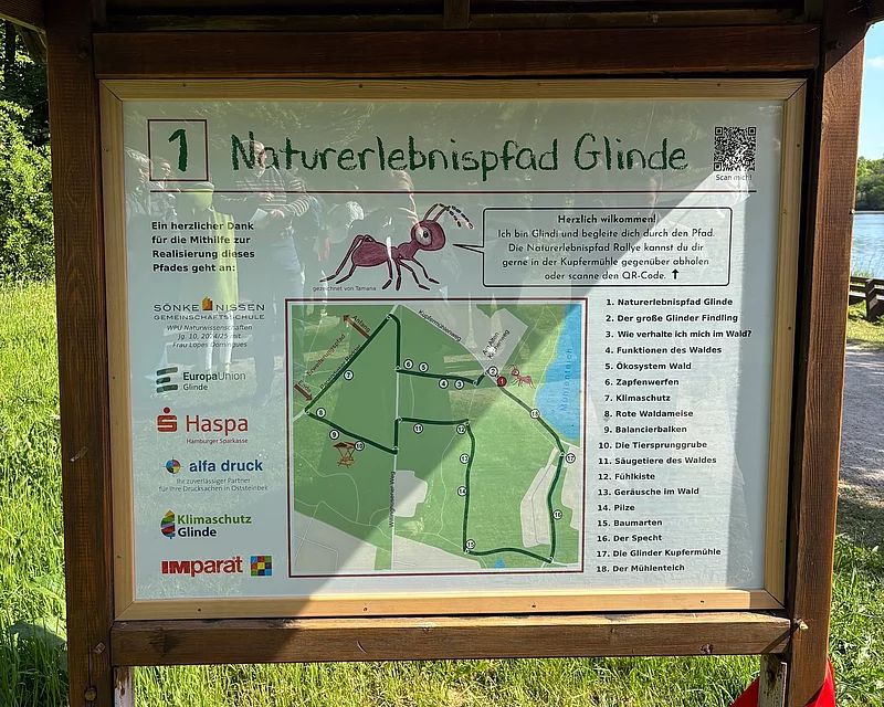 Auf einem Schild ist die Karte des Weges des Naturlehrpfades abgebildet.