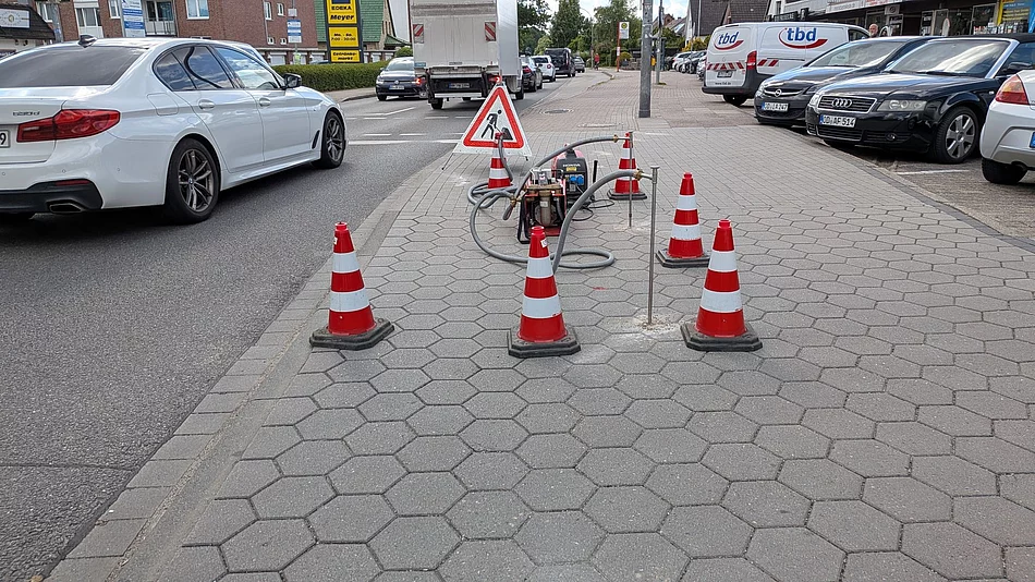 Ein Leck in der Gasleitung in der Möllner Landstraße. Absperrpylone stehen auf einem Gehweg.