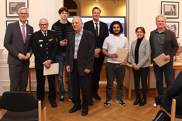 Eine Gruppe von Personen posiert für ein Foto. 