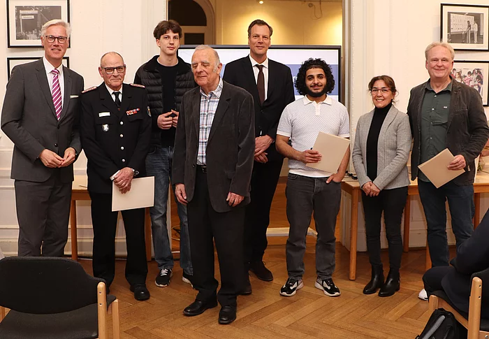 Eine Gruppe von Personen posiert für ein Foto. 