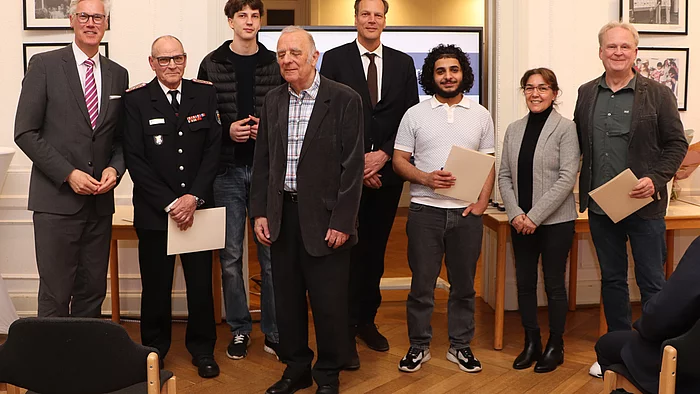 Eine Gruppe von Personen posiert für ein Foto. 