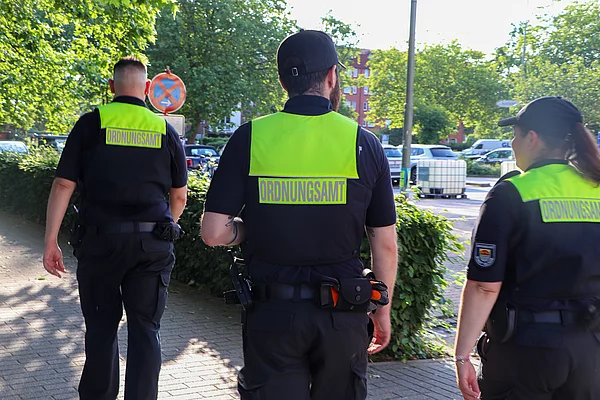 Drei Personen mit Ordnungsamt-Westen