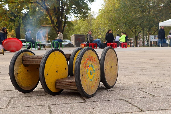 Ein Pedalroller steht auf dem Marktplatz, im Hintergrund sind Kinder zusehen