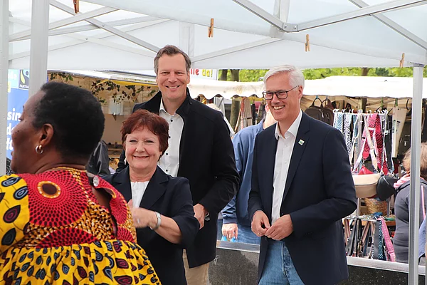 Bürgervorsteher, Bürgermeister und Vorsitzende der Steuerungsgruppe klatschen zur Musik.