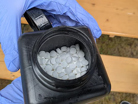 Chlortabletten in einer schwarzen Dose. 