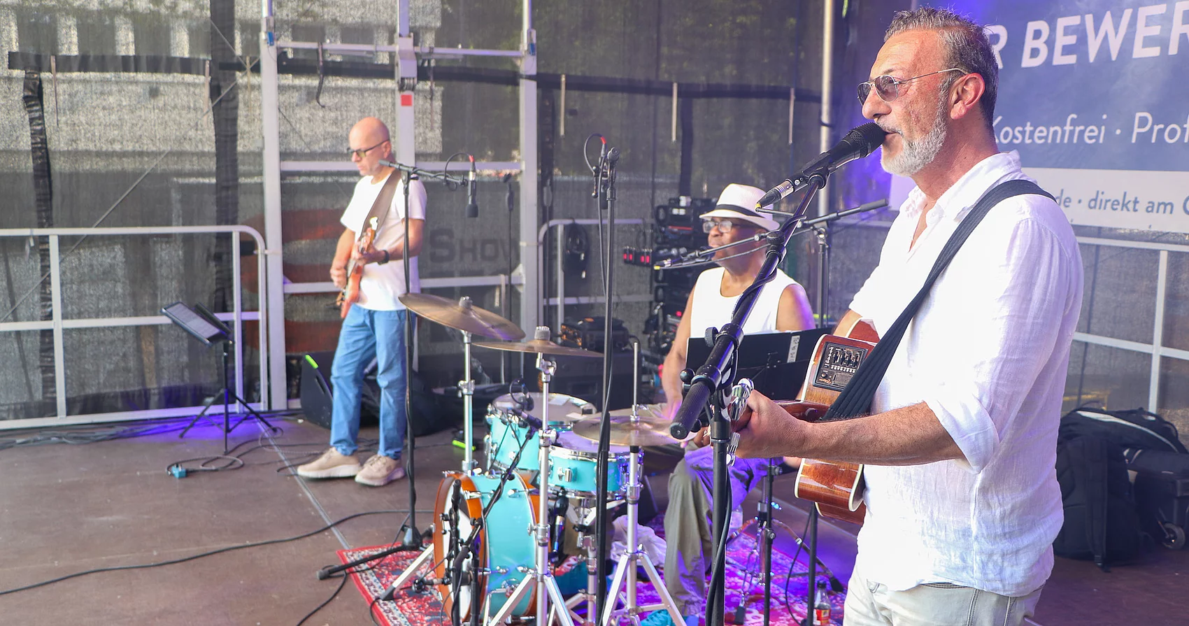 Eine Band auf der Bühne