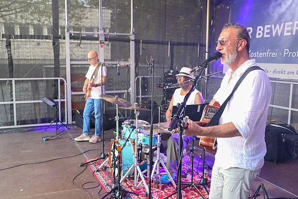 Eine Band auf der Bühne