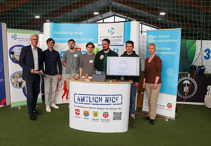 An einem Messestand stehen viele Personen