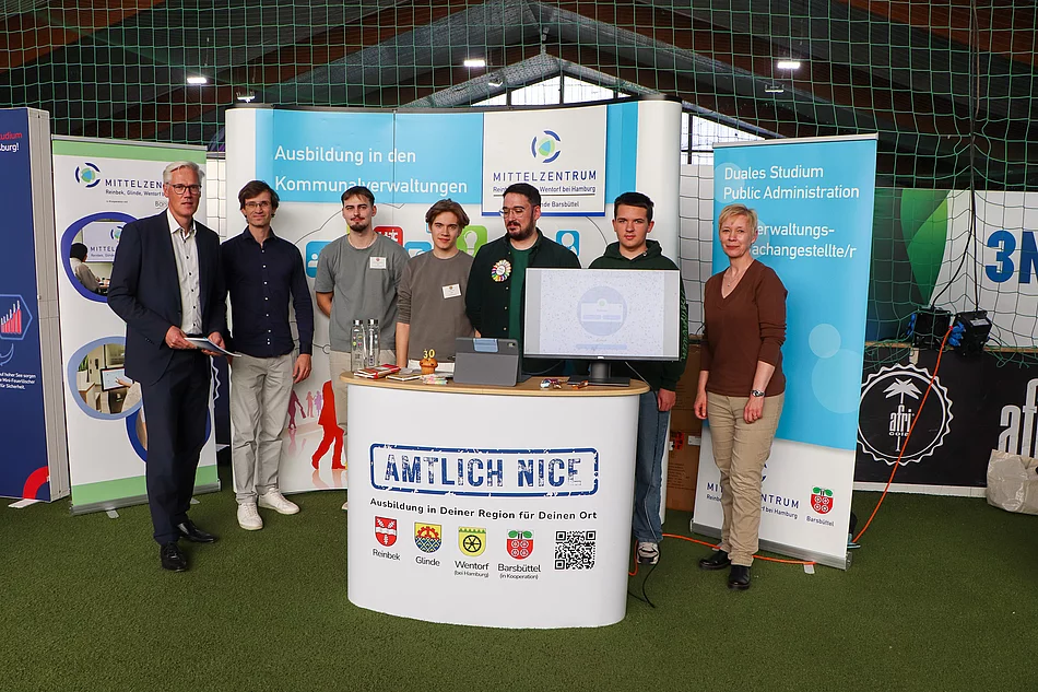 An einem Messestand stehen viele Personen