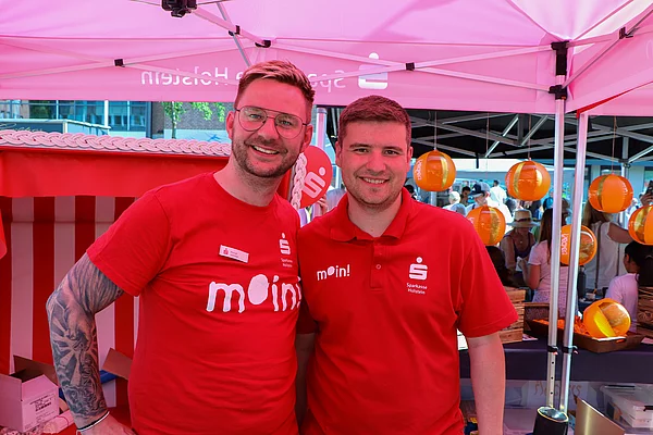 Menschen an einem Stand.