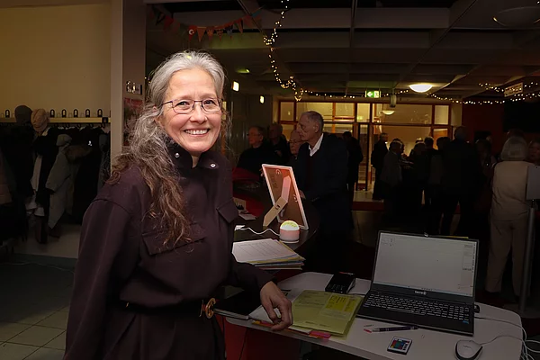 Glindes Kulturmanagerin Annette Nino lächelt in die Kamera.