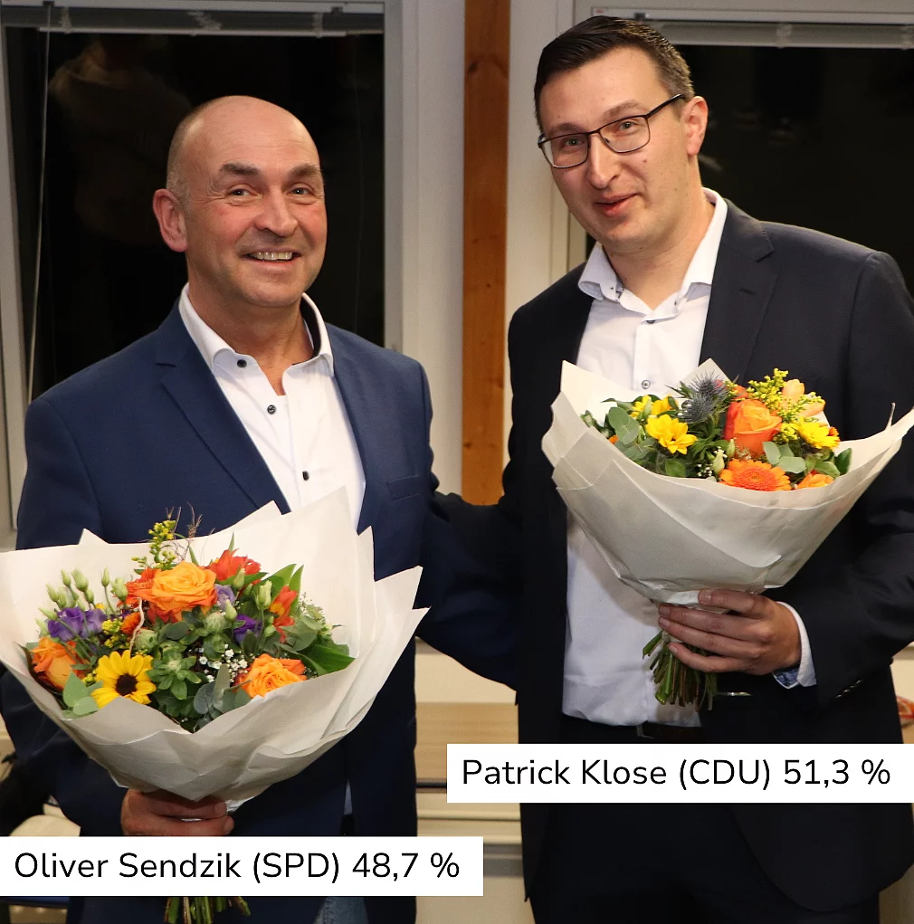 Zwei Männer halten Blumensträuße und lächeln.