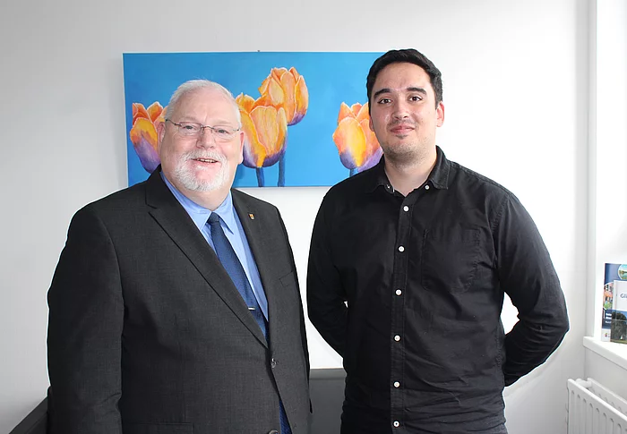 Glindes 1. Stadtrat Martin Radtke (l.) hat den neuen Auszubildenden Timo Hiestermann (r.) im Rathaus begrüßt. Foto: Stadt Glinde