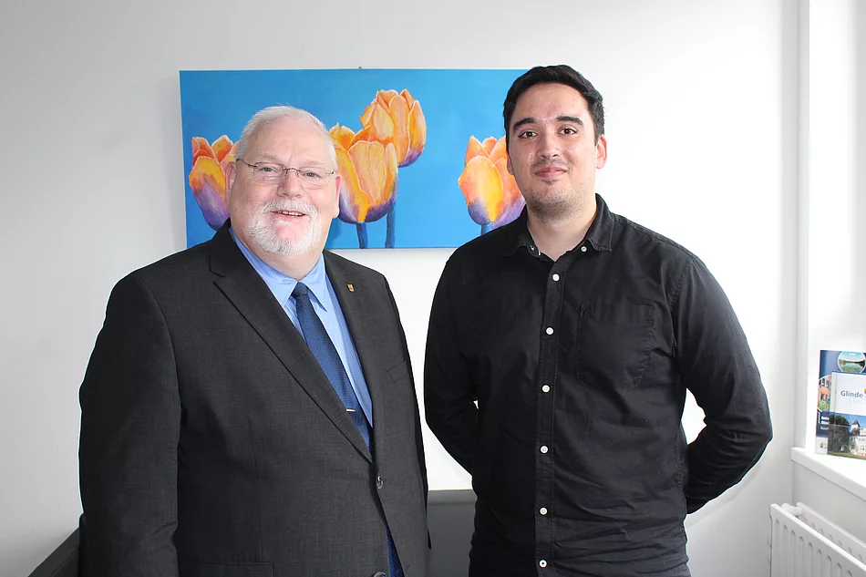 Glindes 1. Stadtrat Martin Radtke (l.) hat den neuen Auszubildenden Timo Hiestermann (r.) im Rathaus begrüßt. Foto: Stadt Glinde