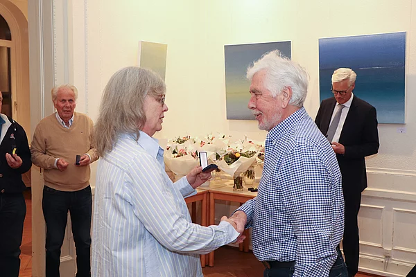 Martina von Bargen gratuliert zur Auszeichnung.