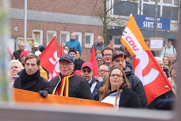 Lukas Kilian (CDU) und Martin Habersaat (SPD) zwischen Demonstrierenden