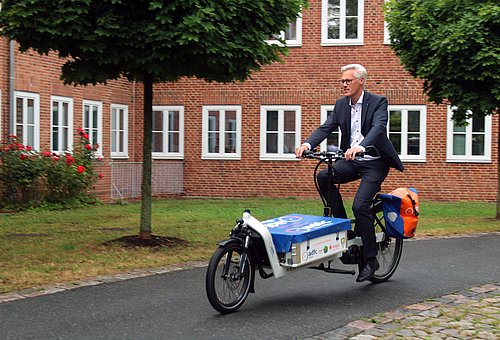 Bürgermeister Rainhard Zug auf einem Lastenrad Archivfoto: Stadt Glinde