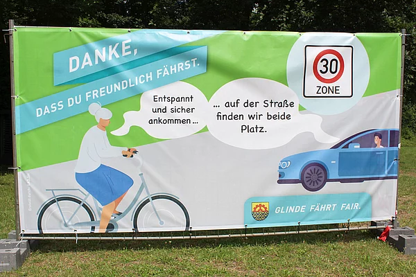 Mit Hilfe von verschiedenen Plakaten und Bannern bedankt sich die Stadt Glinde bei allen Verkehrsteilnehmer:innen, die bereits freundlich den anderen gegenüber unterwegs sind. Foto: Stadt Glinde