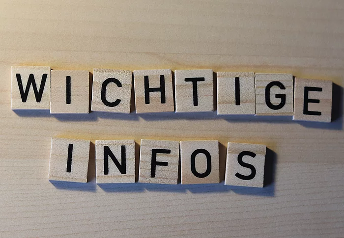Buchstaben zeigen die Worte Wichtige Infos