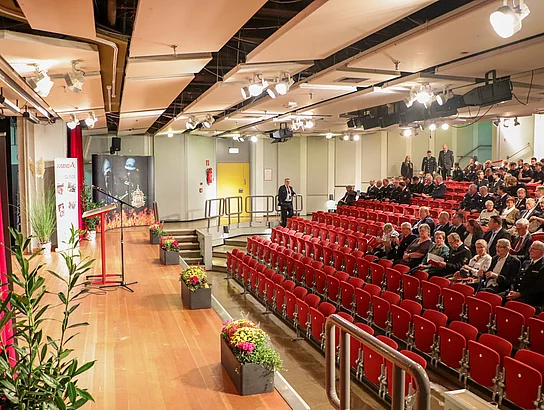 Blick auf Bühne und Publikum beim Festakt zum 125-jährigen Jubiläum der FFW Glinde. Foto: Stadt Glinde