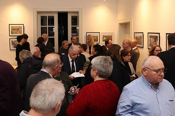 Menschen unterhalten sich bei einem Empfang.