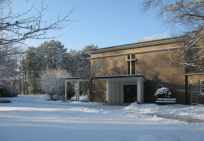 Die Glinder Friedhofskapelle mit Schnee davor.