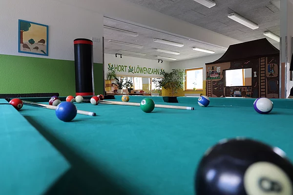 Ein Raum mit Billardtisch im Hort Löwenzahn Wiesenfeld.