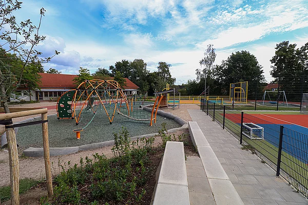 Blick auf den Spiel- und Sportplatz