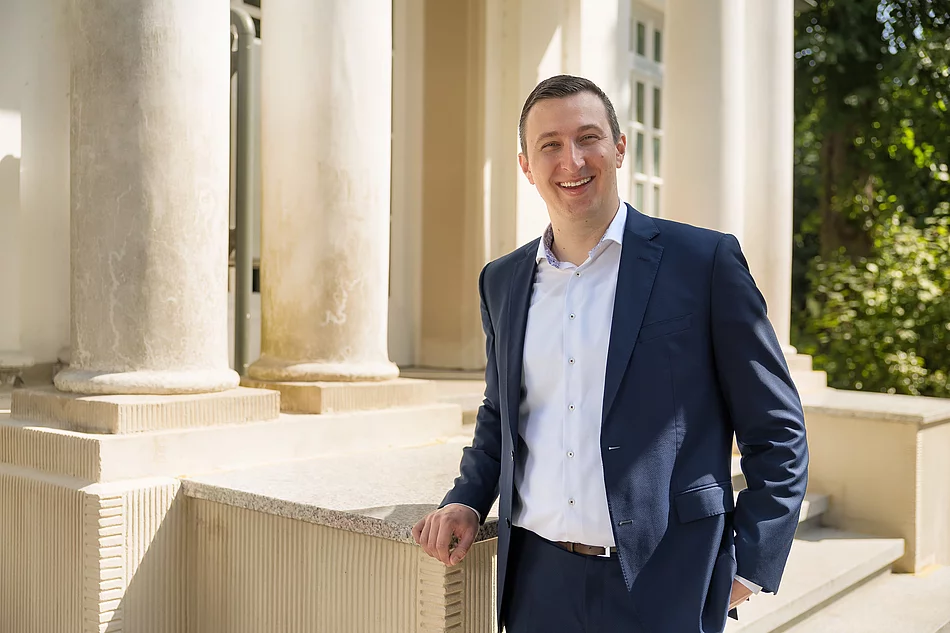 Patrick Klose vor dem Gutshaus Glinde