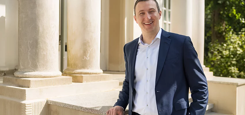 Patrick Klose vor dem Gutshaus Glinde